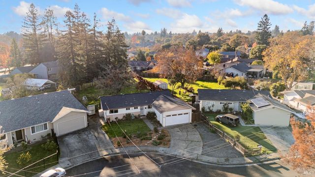 2825 Seneca Ln, Santa Rosa, CA 95403