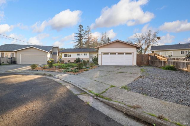 2825 Seneca Ln, Santa Rosa, CA 95403