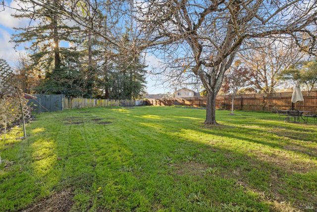 2825 Seneca Ln, Santa Rosa, CA 95403