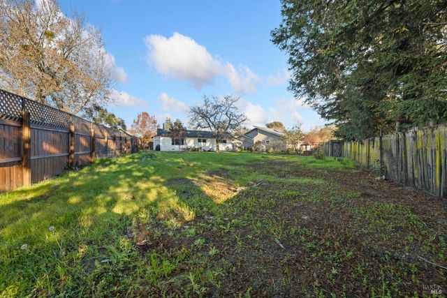 2825 Seneca Ln, Santa Rosa, CA 95403