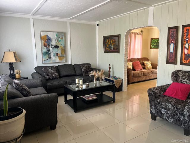 43 2nd Avenue, Central Islip, NY 11722