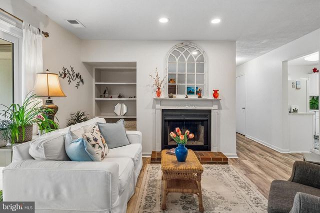 10090 OAKTON TERRACE RD, Oakton, VA 22124