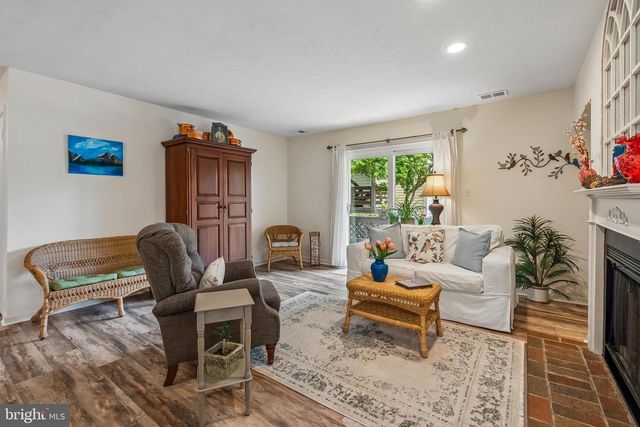 10090 OAKTON TERRACE RD, Oakton, VA 22124
