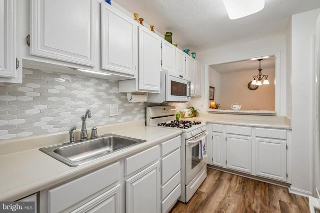 10090 OAKTON TERRACE RD, Oakton, VA 22124