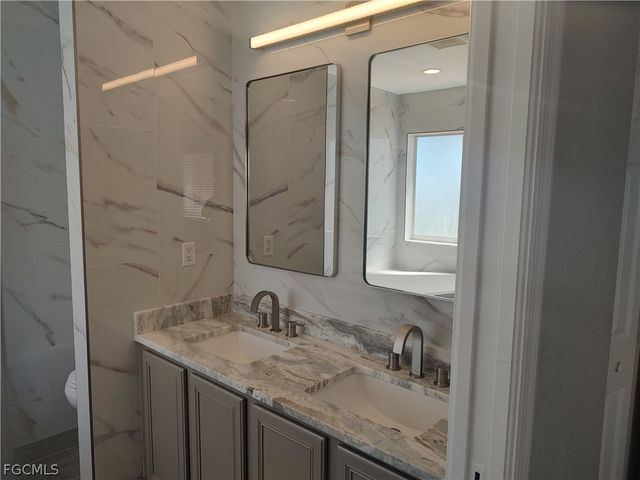 2434 Laurentina LN, Cape Coral, FL 33909