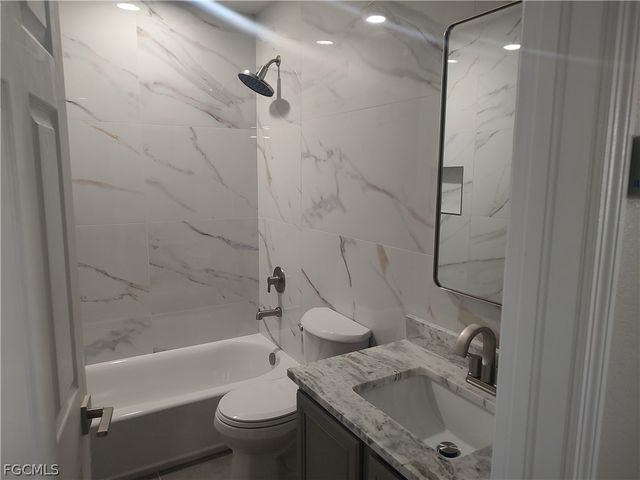 2434 Laurentina LN, Cape Coral, FL 33909