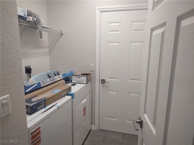 2434 Laurentina LN, Cape Coral, FL 33909