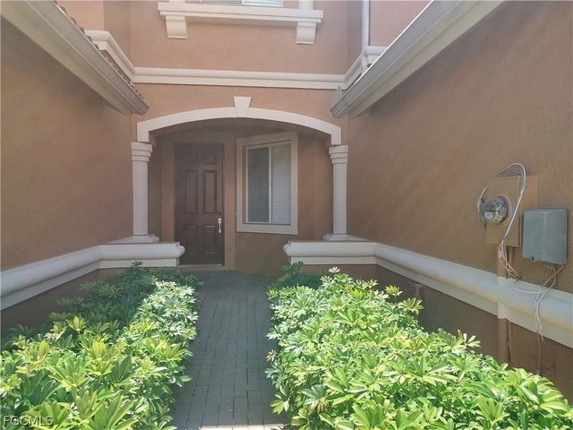 2434 Laurentina LN, Cape Coral, FL 33909