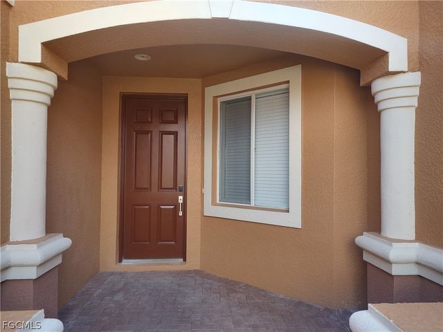 2434 Laurentina LN, Cape Coral, FL 33909