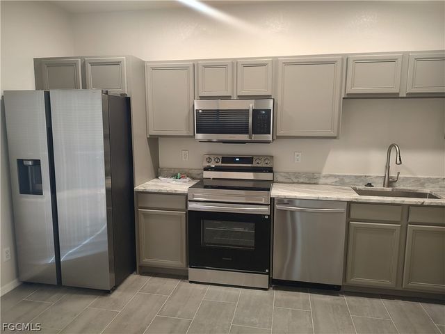 2434 Laurentina LN, Cape Coral, FL 33909