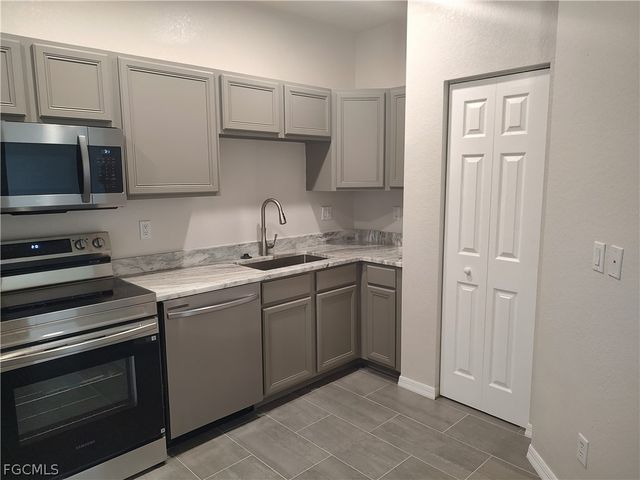 2434 Laurentina LN, Cape Coral, FL 33909