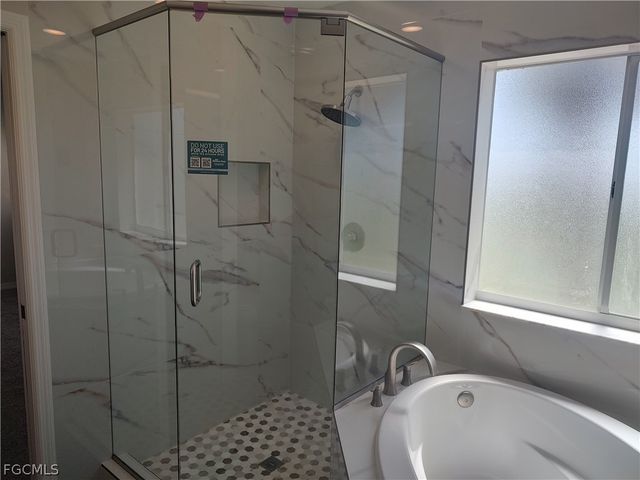 2434 Laurentina LN, Cape Coral, FL 33909