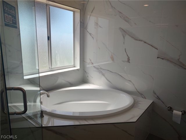 2434 Laurentina LN, Cape Coral, FL 33909