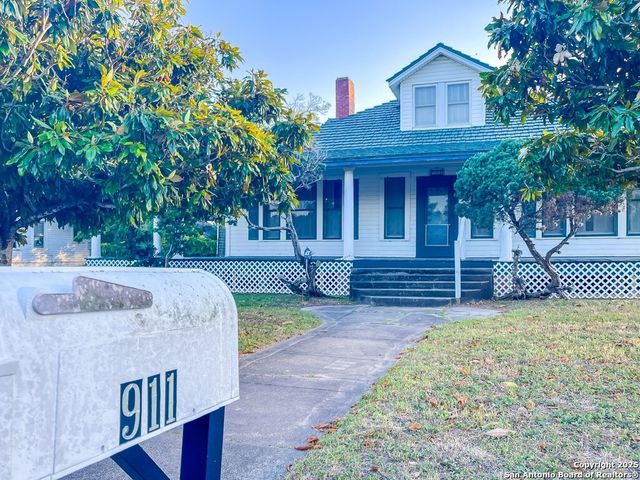 911 N Madison Ave, Beeville, TX 78102