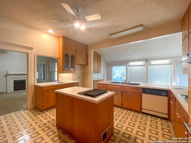 911 N Madison Ave, Beeville, TX 78102