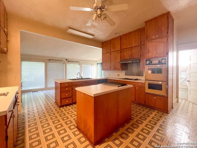 911 N Madison Ave, Beeville, TX 78102