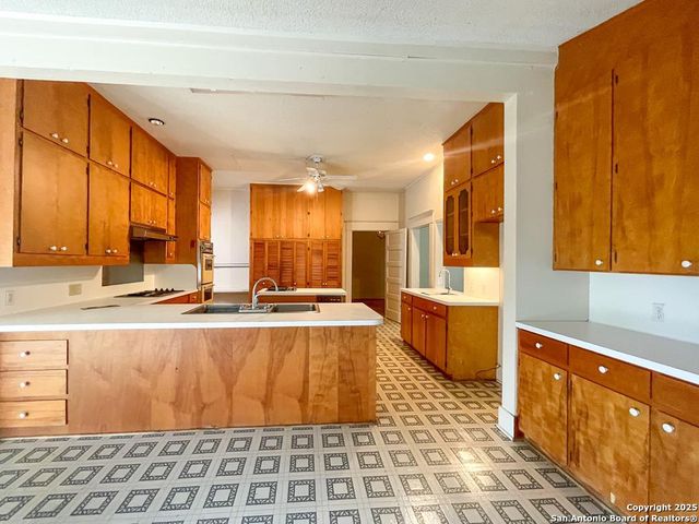 911 N Madison Ave, Beeville, TX 78102