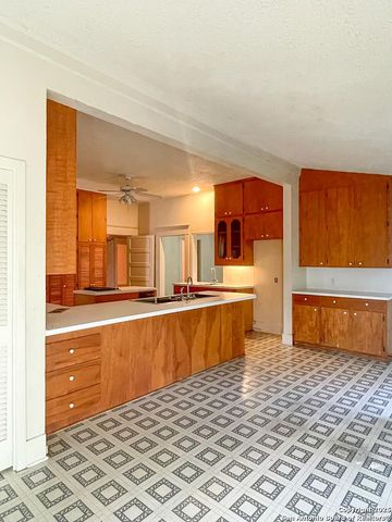 911 N Madison Ave, Beeville, TX 78102