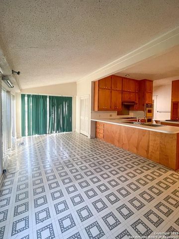 911 N Madison Ave, Beeville, TX 78102