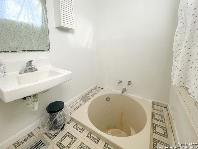 911 N Madison Ave, Beeville, TX 78102