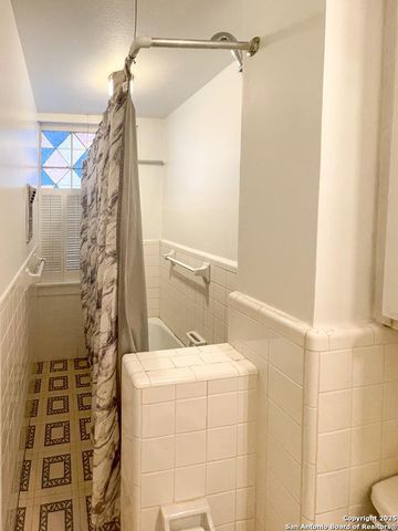 911 N Madison Ave, Beeville, TX 78102