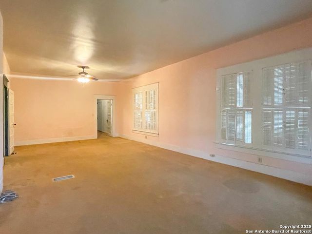 911 N Madison Ave, Beeville, TX 78102