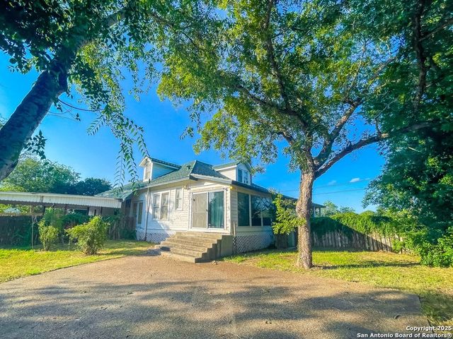 911 N Madison Ave, Beeville, TX 78102