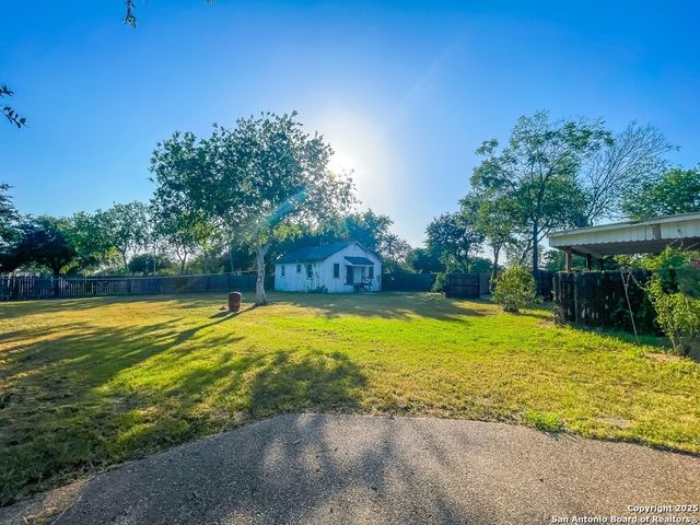 911 N Madison Ave, Beeville, TX 78102