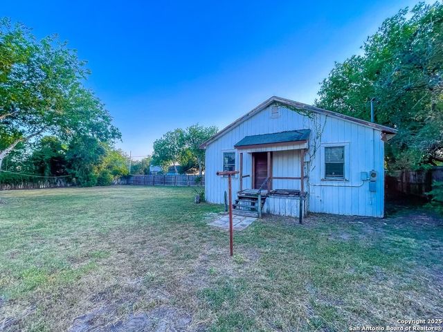 911 N Madison Ave, Beeville, TX 78102