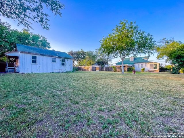911 N Madison Ave, Beeville, TX 78102