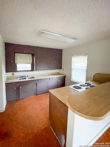 911 N Madison Ave, Beeville, TX 78102