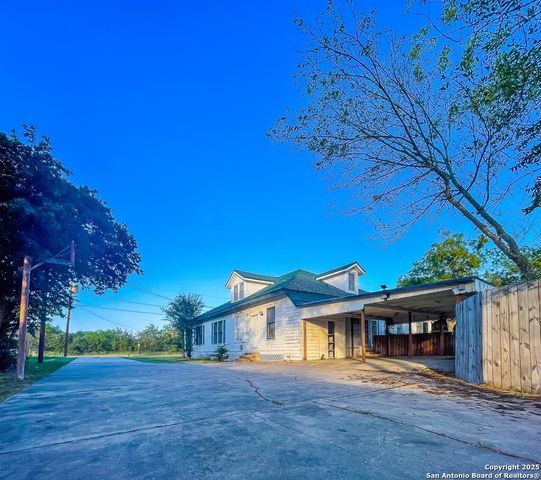 911 N Madison Ave, Beeville, TX 78102