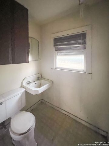 911 N Madison Ave, Beeville, TX 78102