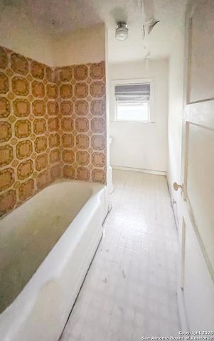 911 N Madison Ave, Beeville, TX 78102