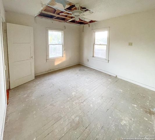 911 N Madison Ave, Beeville, TX 78102