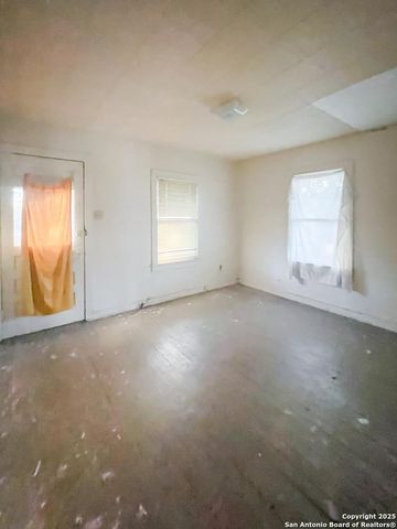 911 N Madison Ave, Beeville, TX 78102