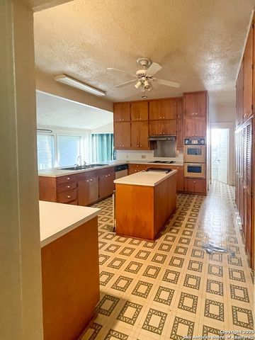 911 N Madison Ave, Beeville, TX 78102