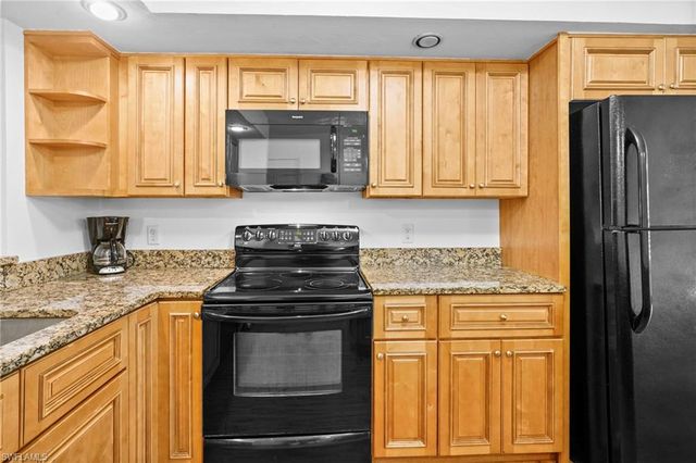8302 Charter Club CIR 6, Fort Myers, FL 33919