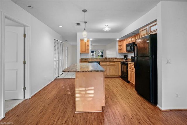 8302 Charter Club CIR 6, Fort Myers, FL 33919