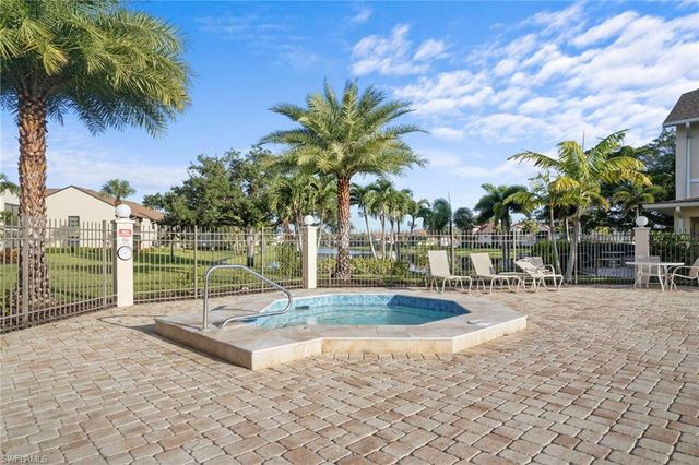 8302 Charter Club CIR 6, Fort Myers, FL 33919