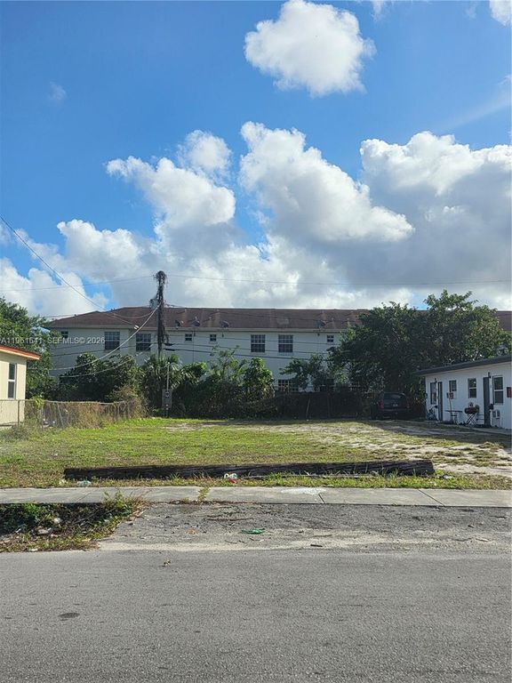 10 Nw Street, Hallandale Beach, FL 33009