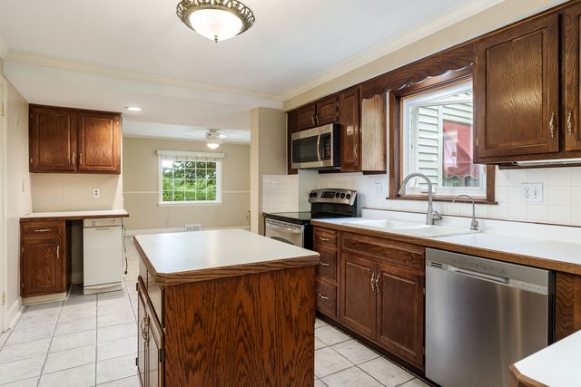 3025 E STATE Street, Rockford, IL 61108
