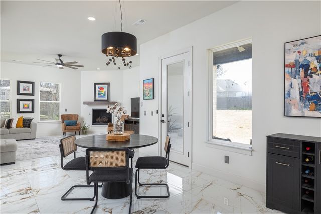 4281 W American Drive, Fayetteville, AR 72704