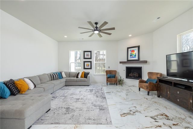 4281 W American Drive, Fayetteville, AR 72704