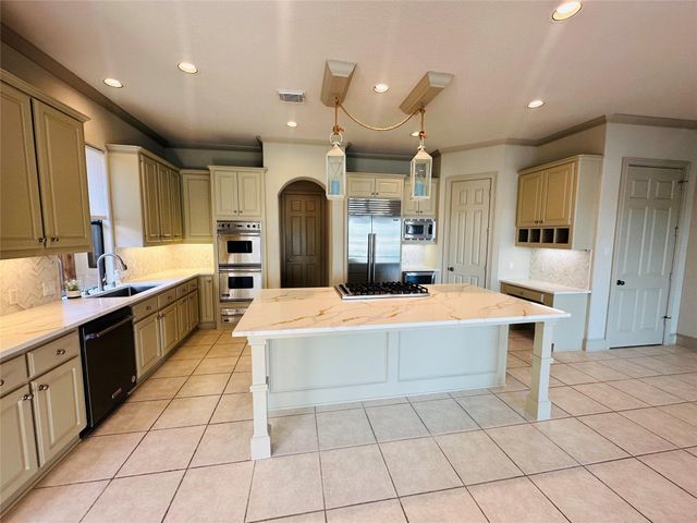 4 Mariners Lane, Kemah, TX 77565