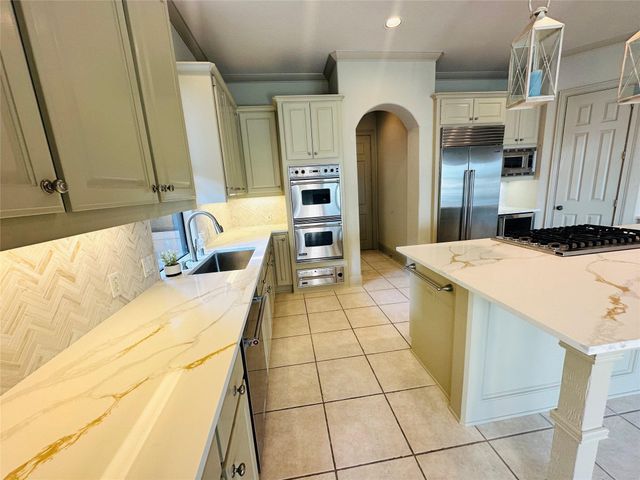 4 Mariners Lane, Kemah, TX 77565