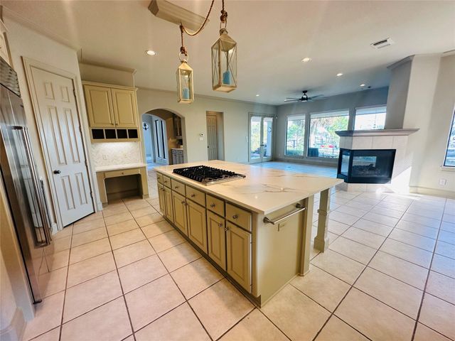 4 Mariners Lane, Kemah, TX 77565