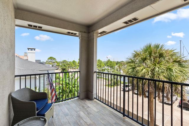 4 Mariners Lane, Kemah, TX 77565