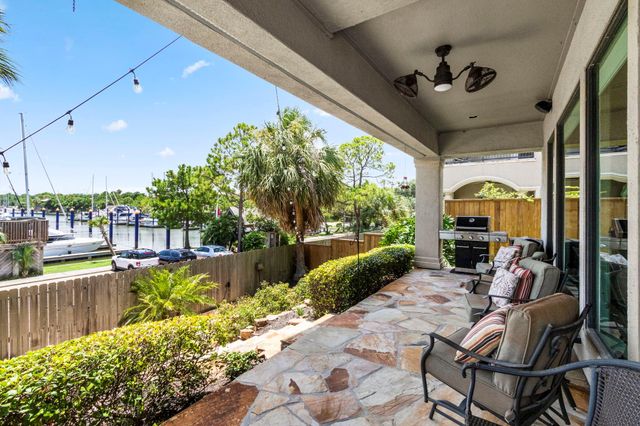 4 Mariners Lane, Kemah, TX 77565
