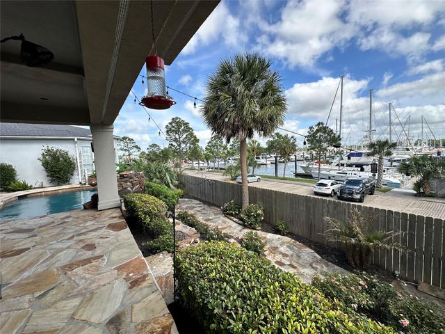 4 Mariners Lane, Kemah, TX 77565